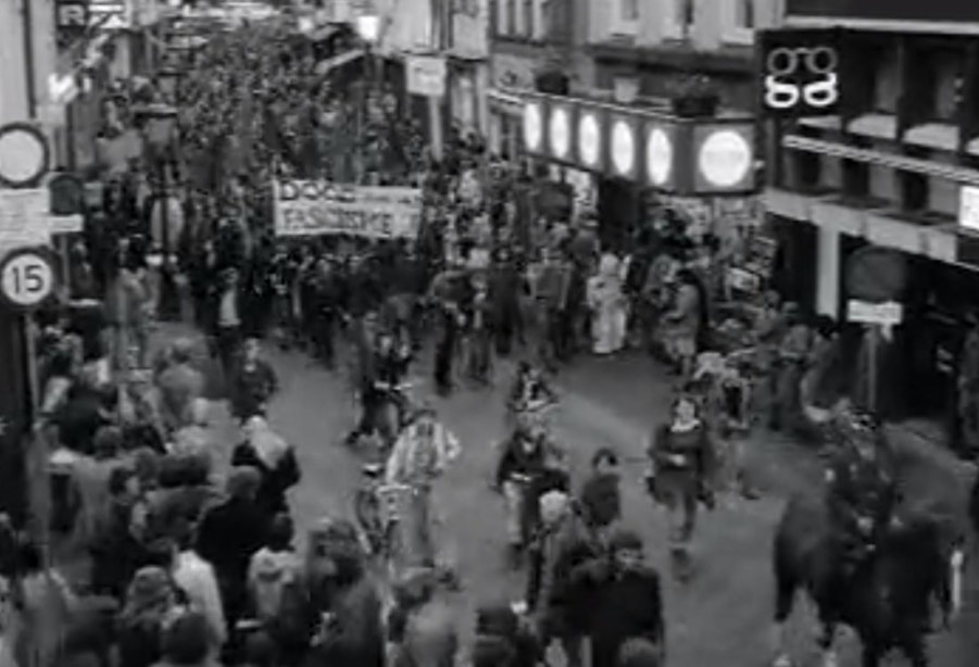 Filmpje uit 1975: Protestmars tegen dictator Franco