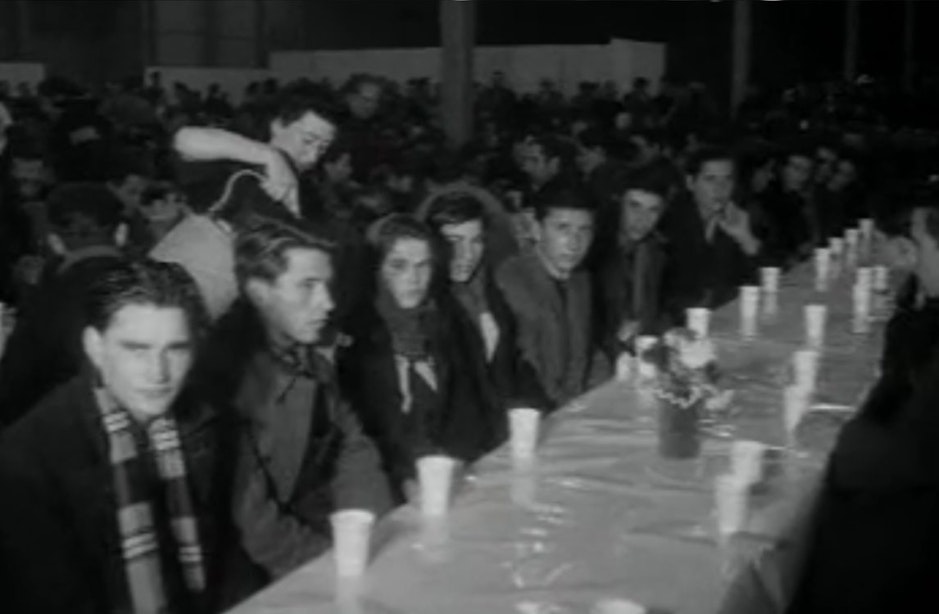 Filmpje uit 1956: Hongaarse vluchtelingen komen aan in Utrecht