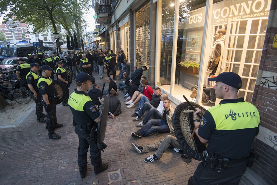 Fotoreportage: ME ingezet in Utrecht, tientallen Franse voetbalfans gearresteerd