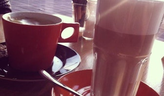 Jette en Jildou drinken koffie op het station: Waar drink je de lekkerste koffie als je op de trein moet wachten?