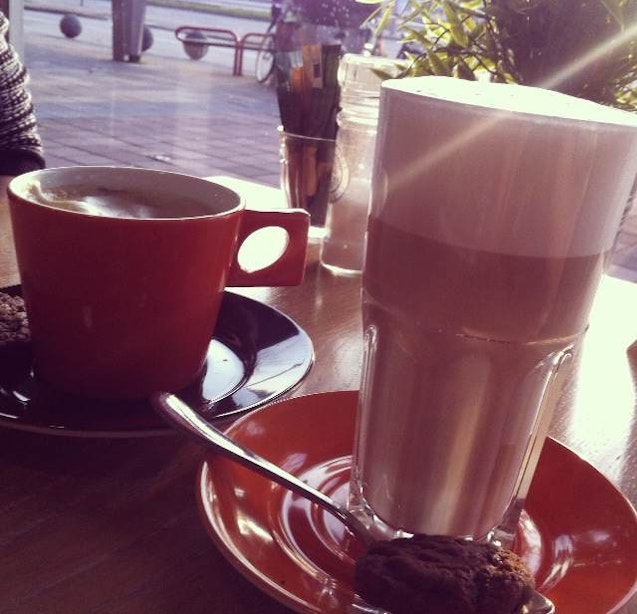 Jette en Jildou drinken koffie op het station: Waar drink je de lekkerste koffie als je op de trein moet wachten?