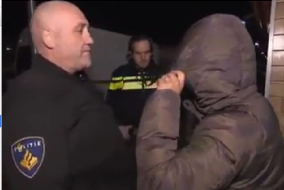 Filmpje: Dronken hardrijder wil niet naar politiebureau maar wel een zak snoep
