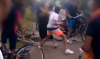 Politie stuurt 40 vervelende jongens weg bij Haarrijnseplas; meisje (14) wordt in elkaar geslagen