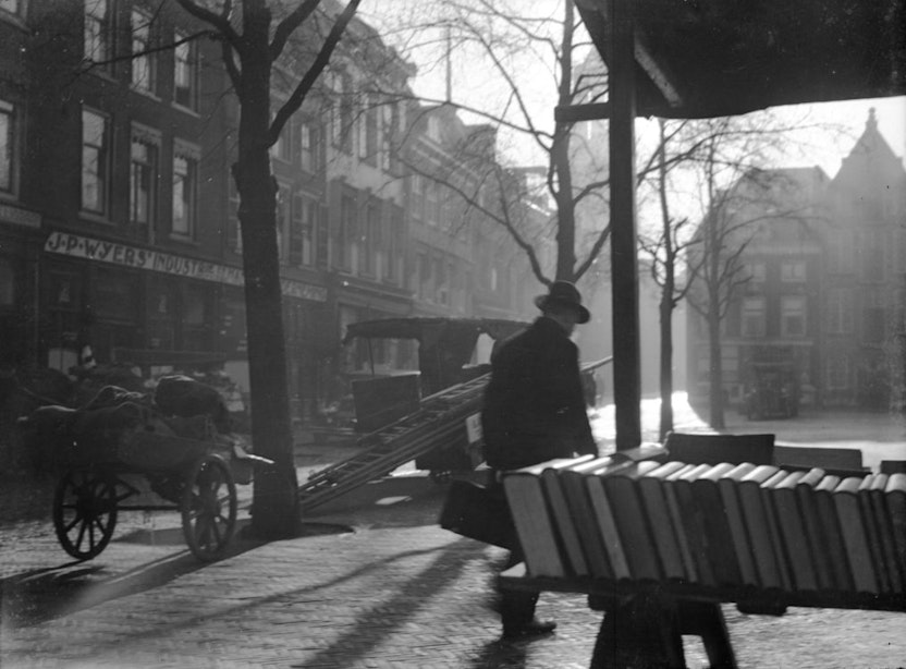 Utrecht in beeld door fotograaf F.F. van der Werf: Mysterieuze boekenlezer op de Neude