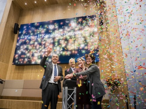 De Opening van het Victor J.Koningsbergergebouw gistermiddag. Met v.l.n.r. Anton Pijpers (college van bestuur Universiteit Utrecht) en de kleinkinderen van Victor Koningsberger: Tjeerd Koningsberger, Tilleke Dormaar en Victorine Koningsberger. Foto: Ivar Pel