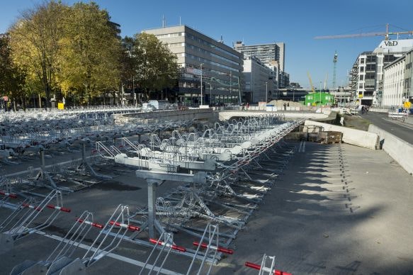 Nieuwe tijdelijke fietsenstalling op Willemsviaduct vanwege werkzaamheden Smakkelaarsveld