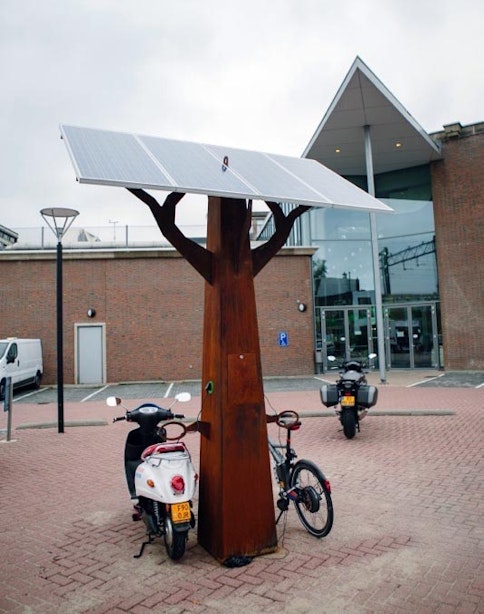 Universiteit Utrecht en Hogeschool Utrecht planten eerste oplaadboom van Nederland