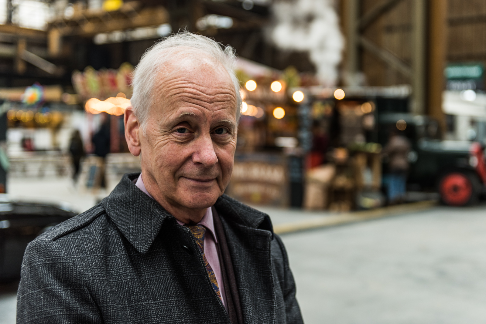 Wim van Scharenburg vertelt over de historie van de oude fabriekshal.