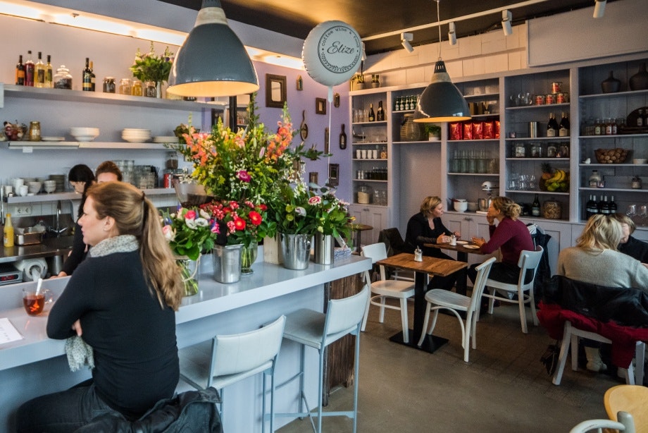 Jette & Jildou drinken koffie bij Café Elize: Sfeervolle huiskamer met loeihete koffie