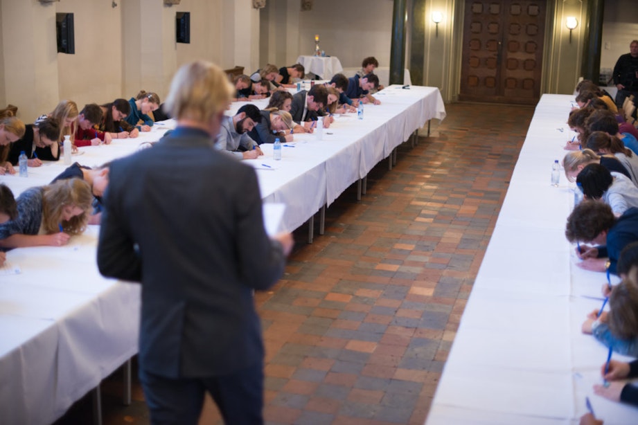Jelle Brandt Corstius leest het derde Utrechts Studentendictee voor