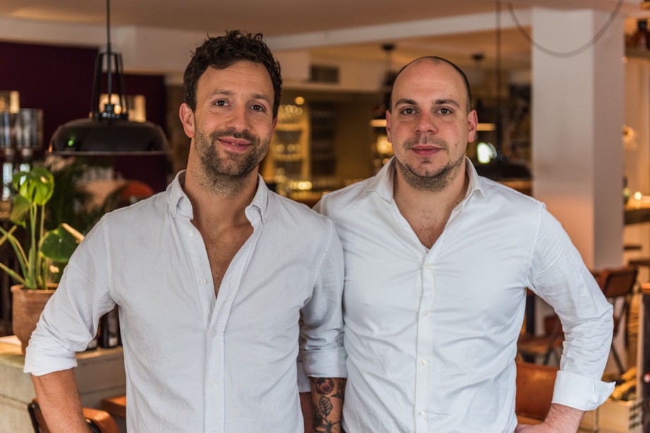Broers David en Dimitri van ‘Aandacht voor eten’ openen tweede restaurant in Biltstraat