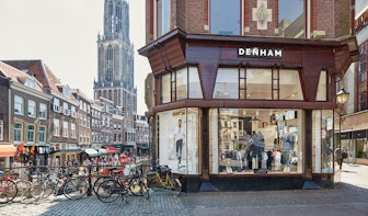 Amsterdams jeansmerk Denham op de Stadhuisbrug