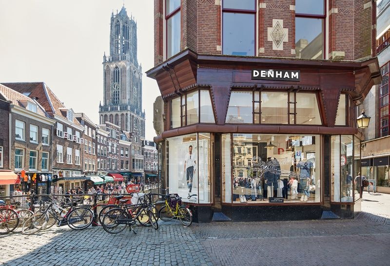 Amsterdams jeansmerk Denham op de Stadhuisbrug