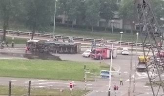 Vrachtwagen gekanteld op Westplein