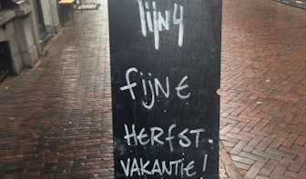 Café Lijn 4 plaatst ludiek bord op Twijnstraat: ‘Fijne Herfstvakantie!’