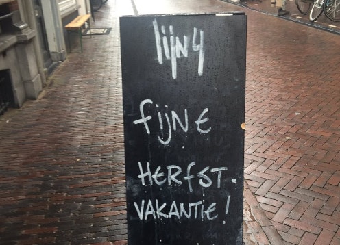 Café Lijn 4 plaatst ludiek bord op Twijnstraat: ‘Fijne Herfstvakantie!’