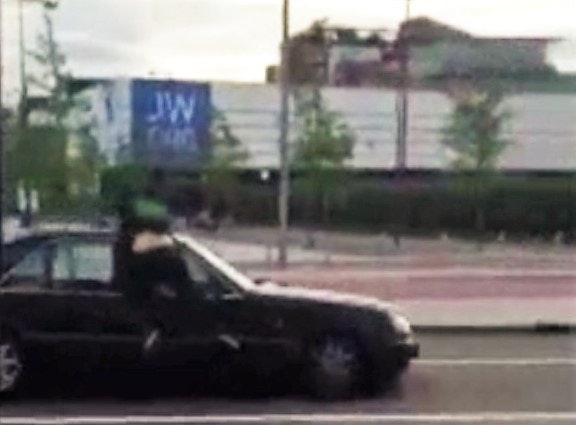 Filmpje: Man meegesleurd door auto na verkeersruzie