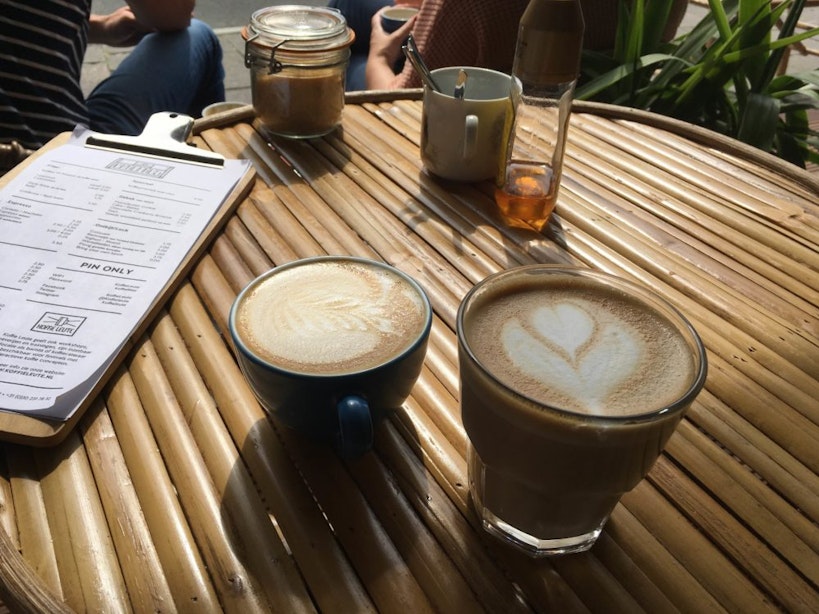 Jette & Jildou drinken koffie bij Koffie Leute: Proefsessie inclusief omfiets-wentelteefjes