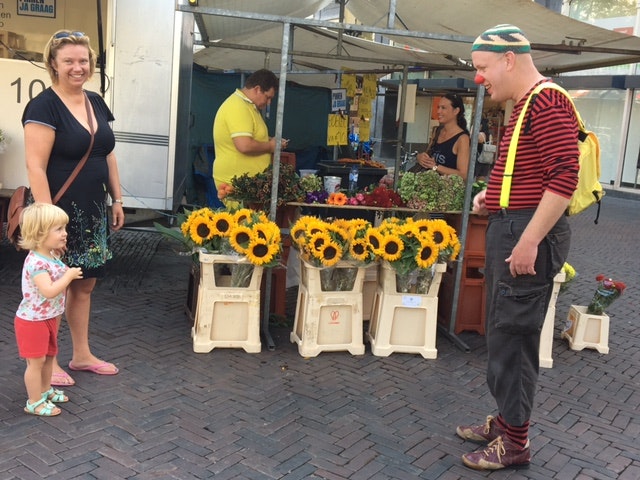 Dertig clowns door de Utrechtse binnenstad om “de sleur van de dag te doorbreken”