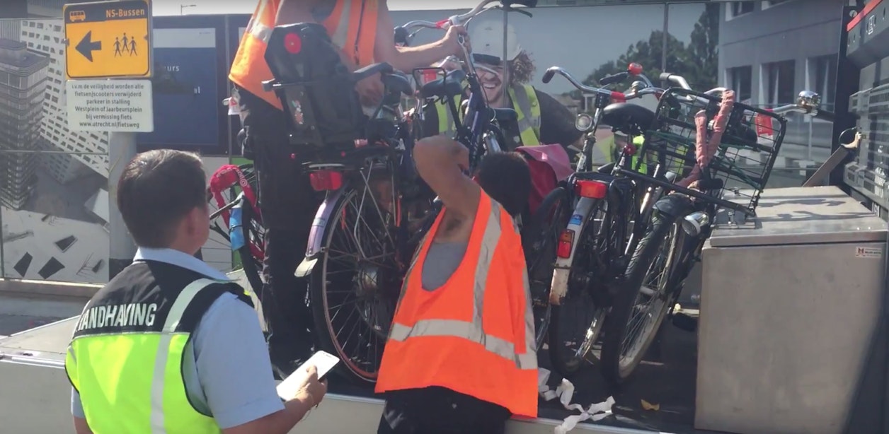 Vrouw in tranen nadat haar fiets wordt weggehaald bij Jaarbeursplein