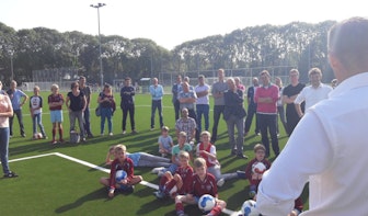 Wethouder opent bij twee voetbalclubs in Utrecht nieuwe kunstgrasvelden