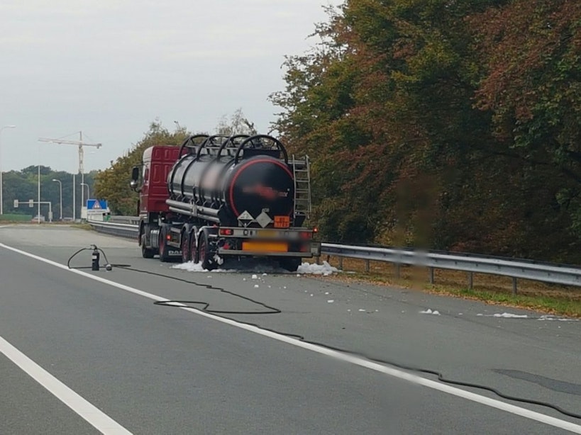 Vrachtwagen lekt zoutzuur ter hoogte van De Uithof en veroorzaakt lange file