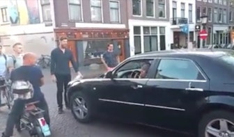 Chaos op Oudegracht nadat automobilist scooter, fiets en vrouw aanrijdt