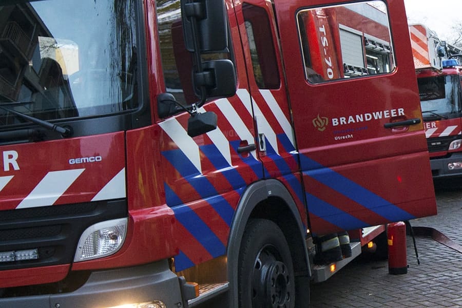 Auto gaat in vlammen op in Hoograven