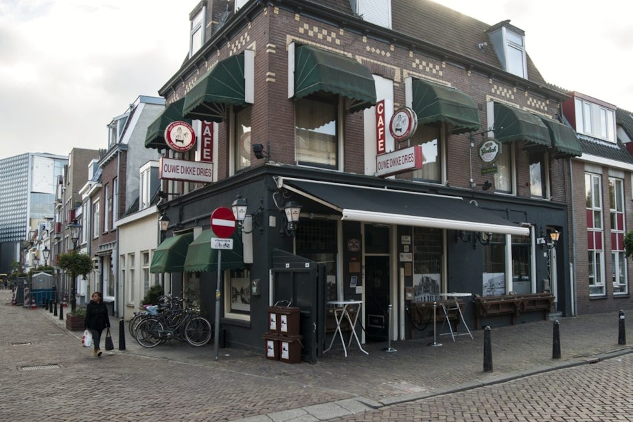 Café Ouwe Dikke Dries is een klassieker: “Aan de bar hoor je alles”
