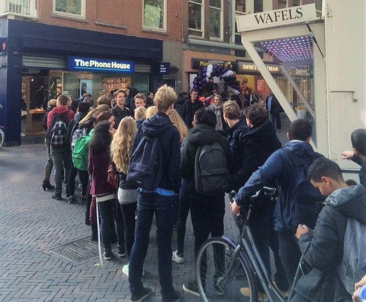 Gigantische rij op Vredenburg bij Manneken Pis voor gratis friet