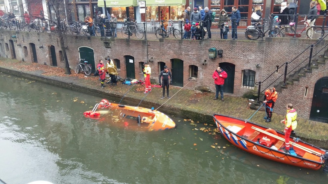 Boot Utrechtse Reddingsbrigade zinkt in Oudegracht