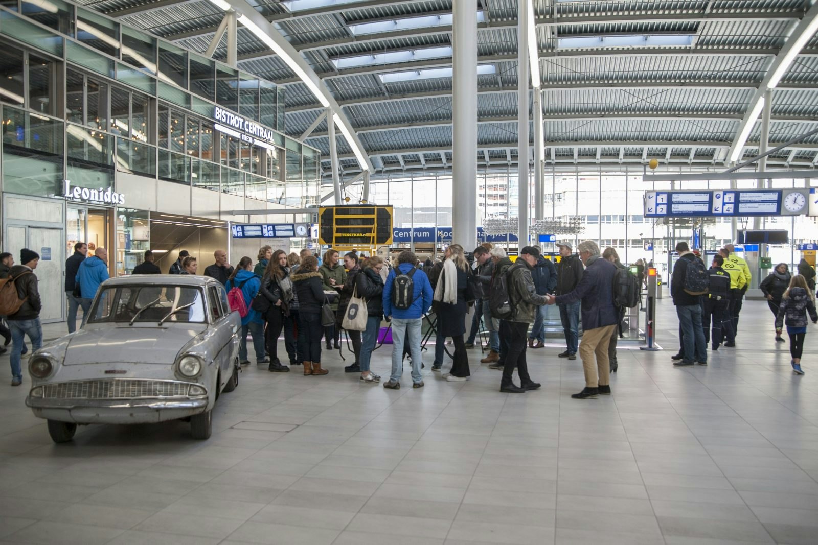 Veel belangstelling vanmiddag voor de oude tegeltjes. Foto: DUIC / Nienke Kamphuis