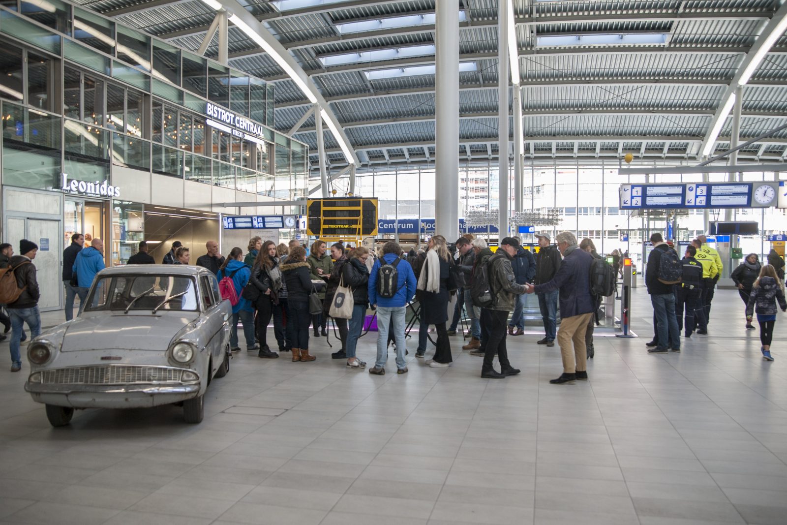 Veel belangstelling vanmiddag voor de oude tegeltjes. Foto: DUIC / Nienke Kamphuis