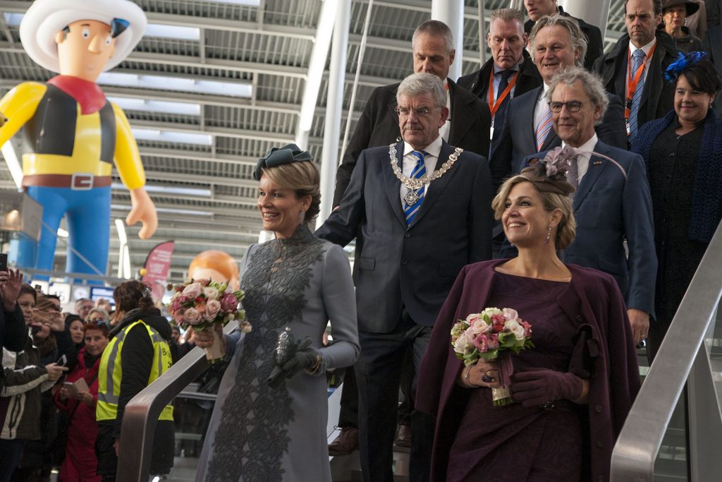 De koninginnen kregen een rondleiding door het nieuwe station, wat veel bekijks trok.