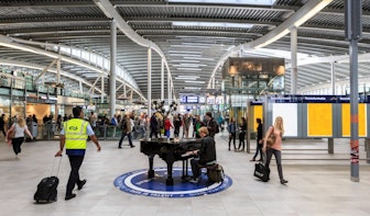 Meidenband krijgt bijna boete op Utrecht Centraal voor gitaar spelen bij openbare piano