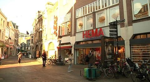 had het niet door Kindercentrum Politieagent Man knipt plukjes haar af van vrouwen in HEMA | De Utrechtse Internet  Courant