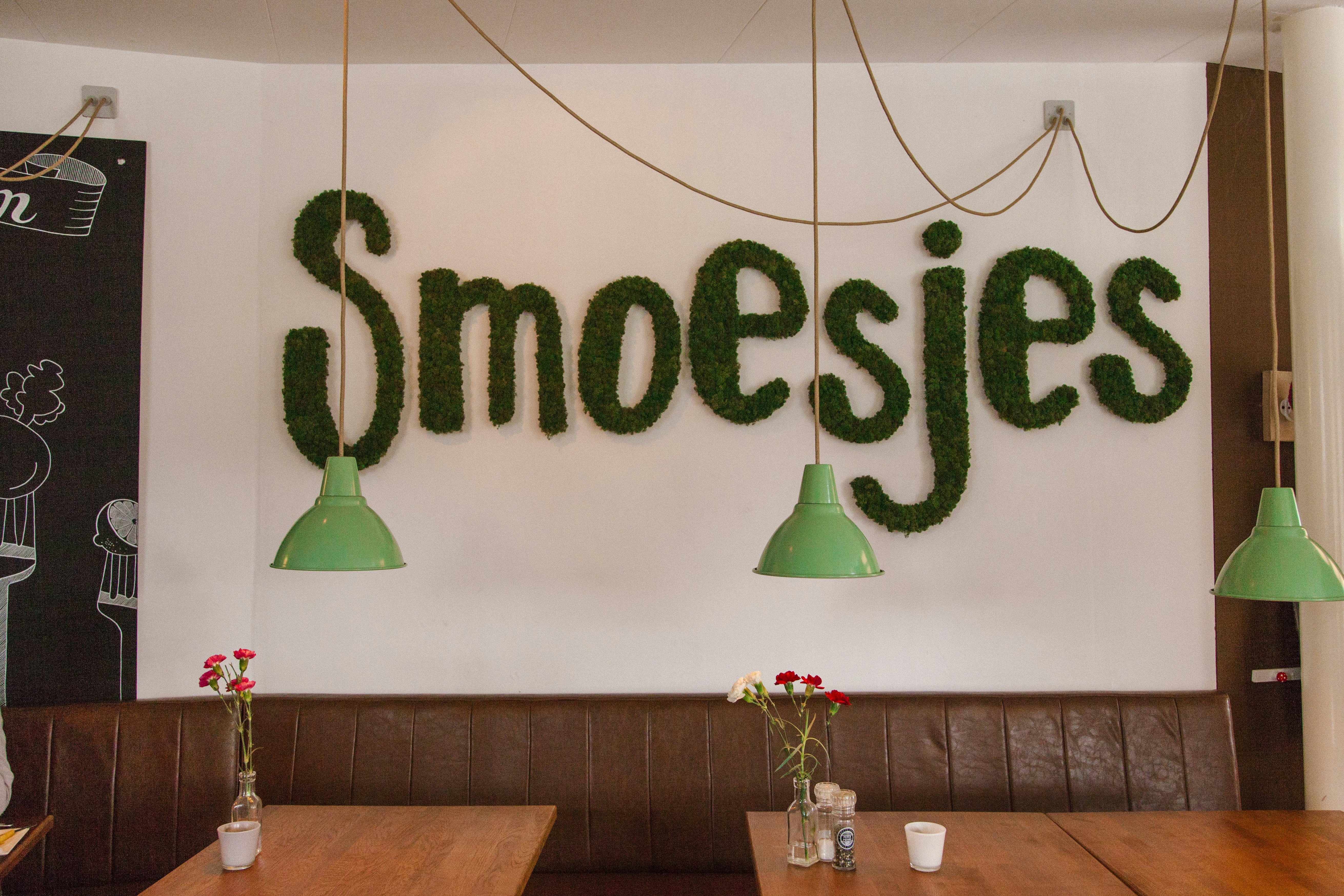Smoesjes staat in mos geschreven in het restaurant