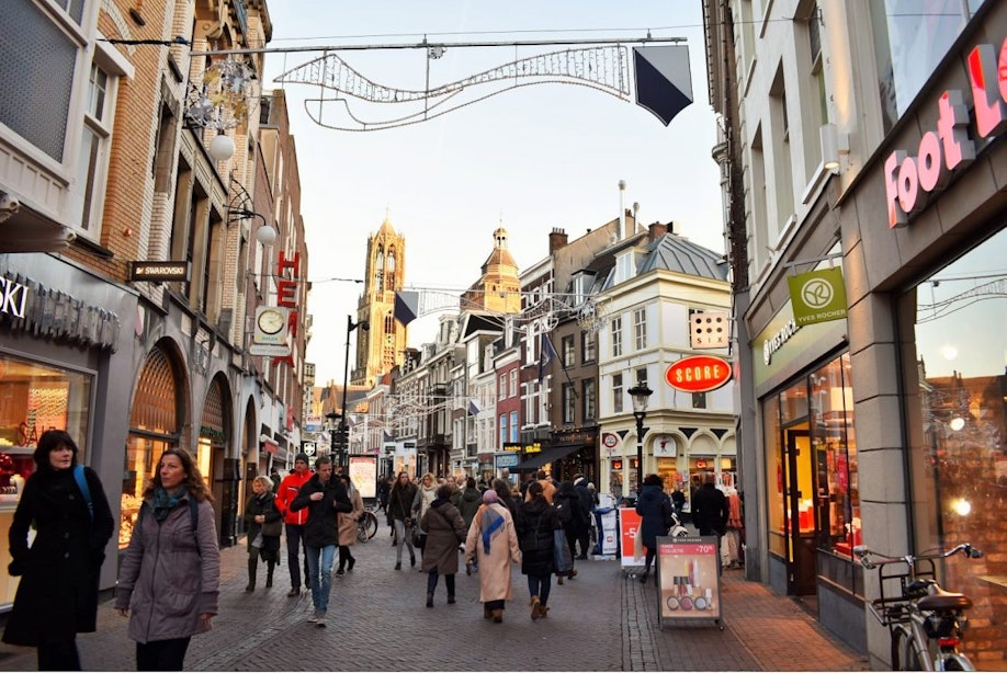 Utrecht maakt regels voor winkeliers met reclameborden, kledingrekken en bakken op straat