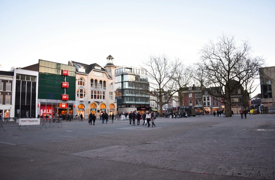 Nieuwe boekenmarkt op Vredenburgplein in Utrecht