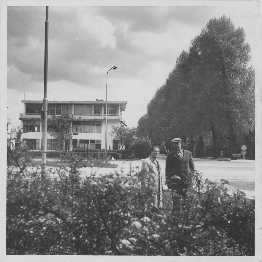 Rietveld en onbekende voor tweede woonblok, 1958 (Rietveld Schröderarchief/Centraal Museum)