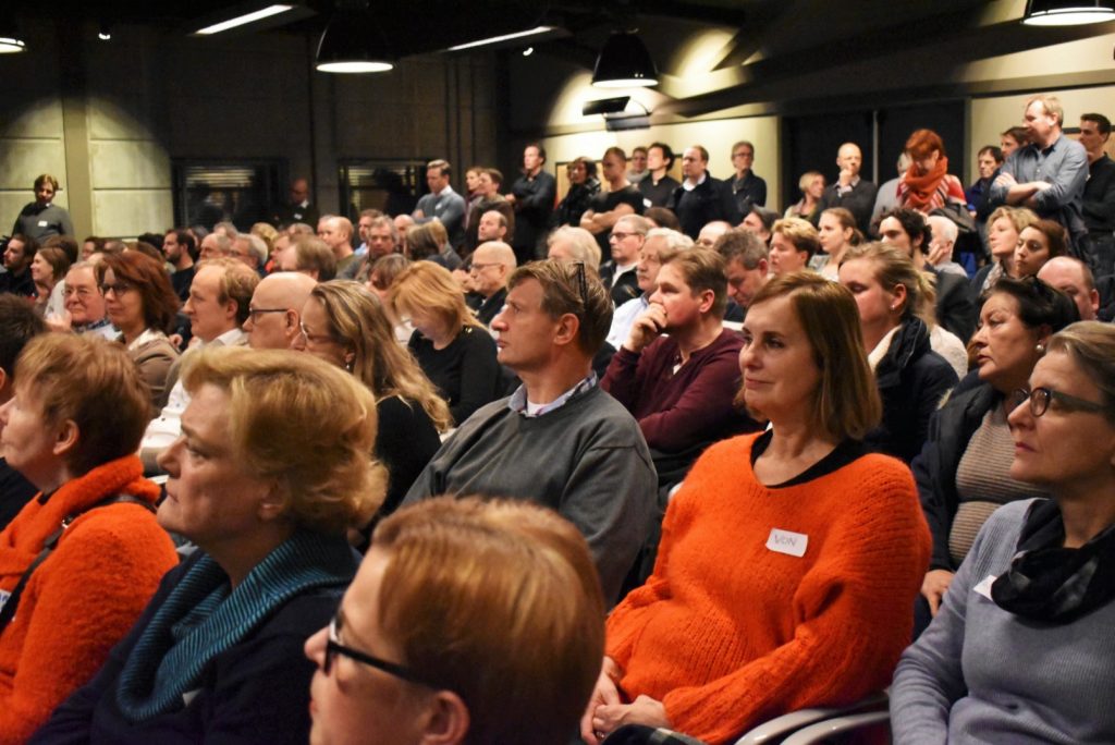 Door de drukte zijn mensen genoodzaakt om te staan.