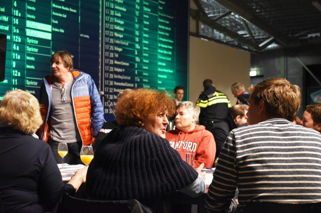 Ook een agent is aanwezig.