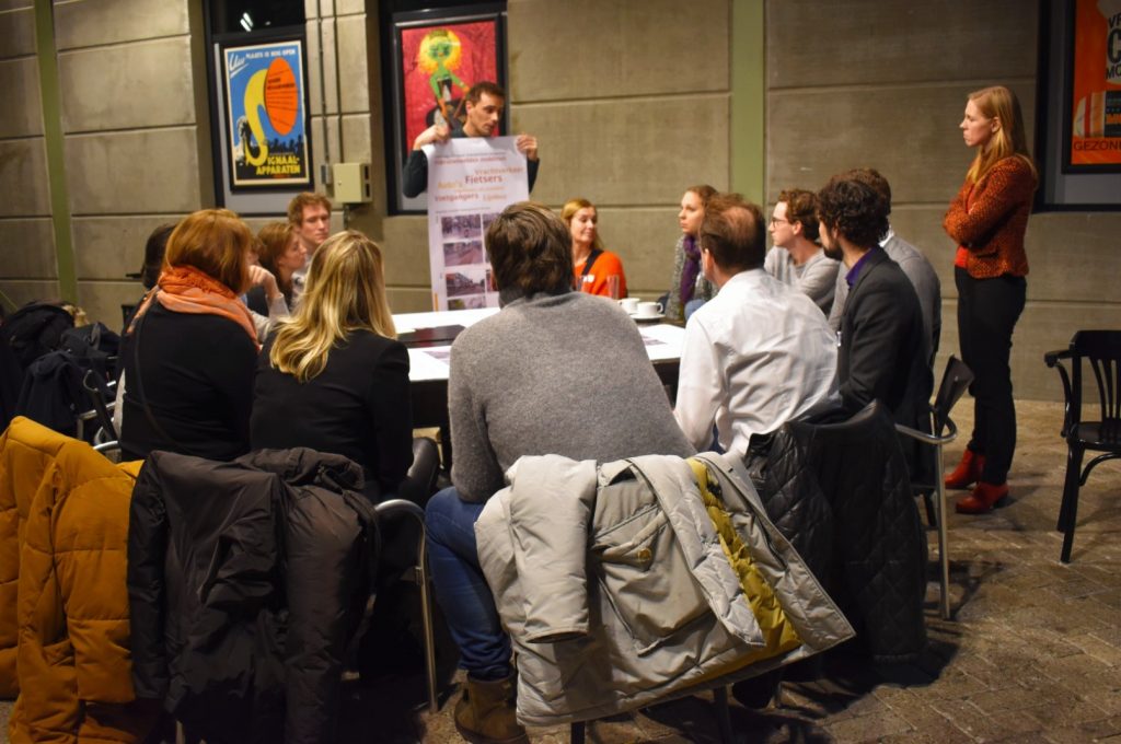 Lot van Hooijdonk luistert aandacht mee bij een van de tafelgesprekken.