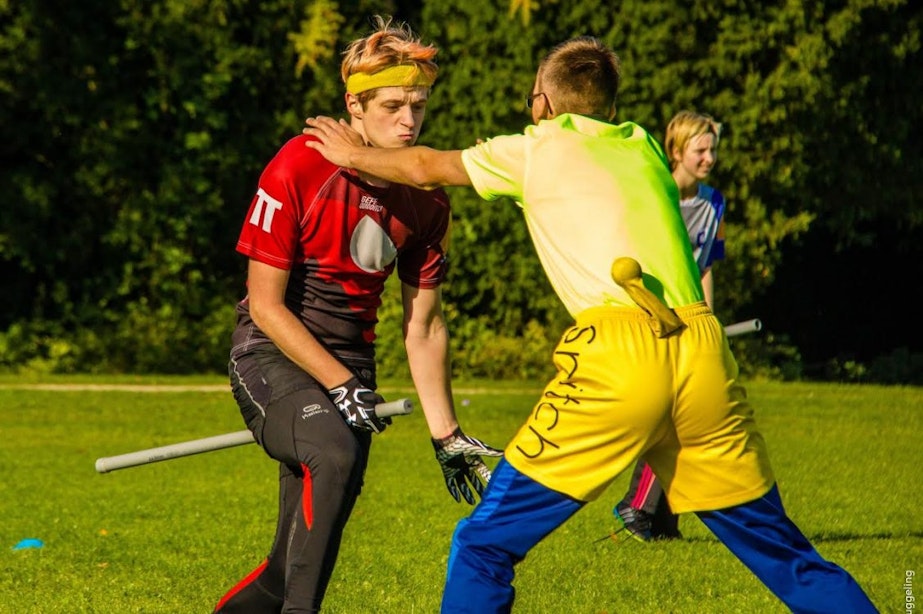 Utrechts Zwerkbal-team: Gele mensen als gouden snaai en stokken als bezemsteel
