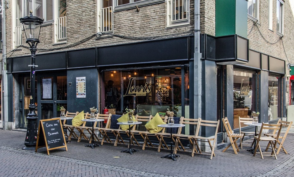 Laptops niet meer welkom in Utrechts Lewis book café: ‘Het was een ruimte vol zombies’