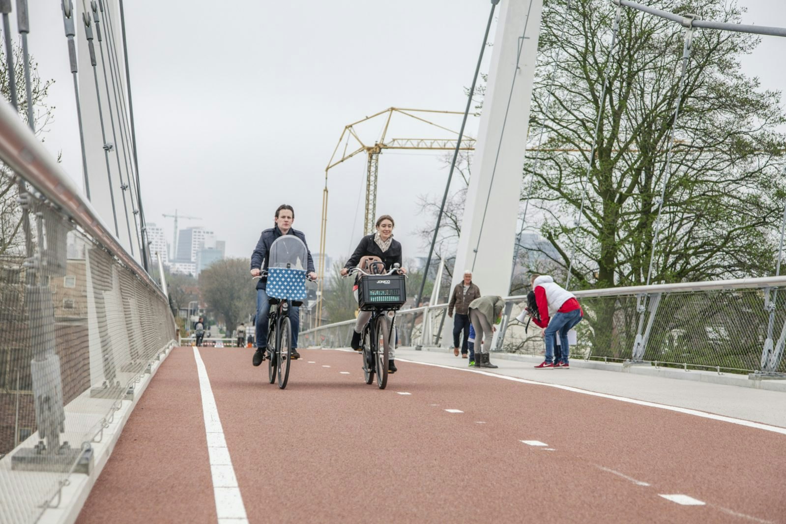 Foto's: Dafne Schippersbrug eindelijk open voor fietsers ...