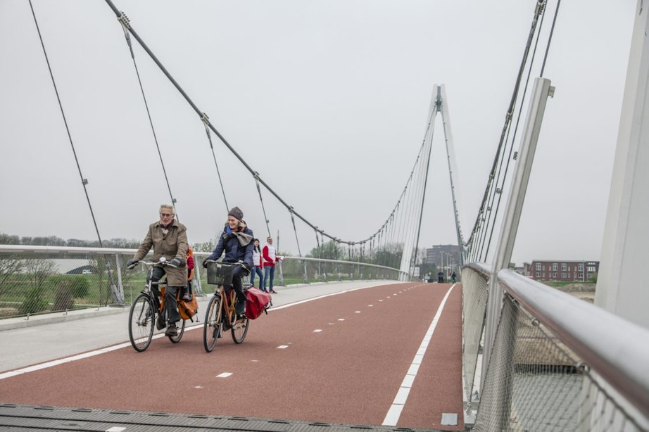 Politie laat fietsers afstappen vanwege gladheid Dafne Schippersbrug