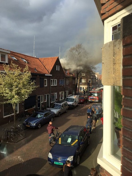 Brandweer heeft handen vol aan grote huisbrand in Zuilen