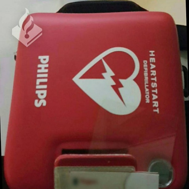 Man rukt defibrillator van de muur in Hoog Catharijne