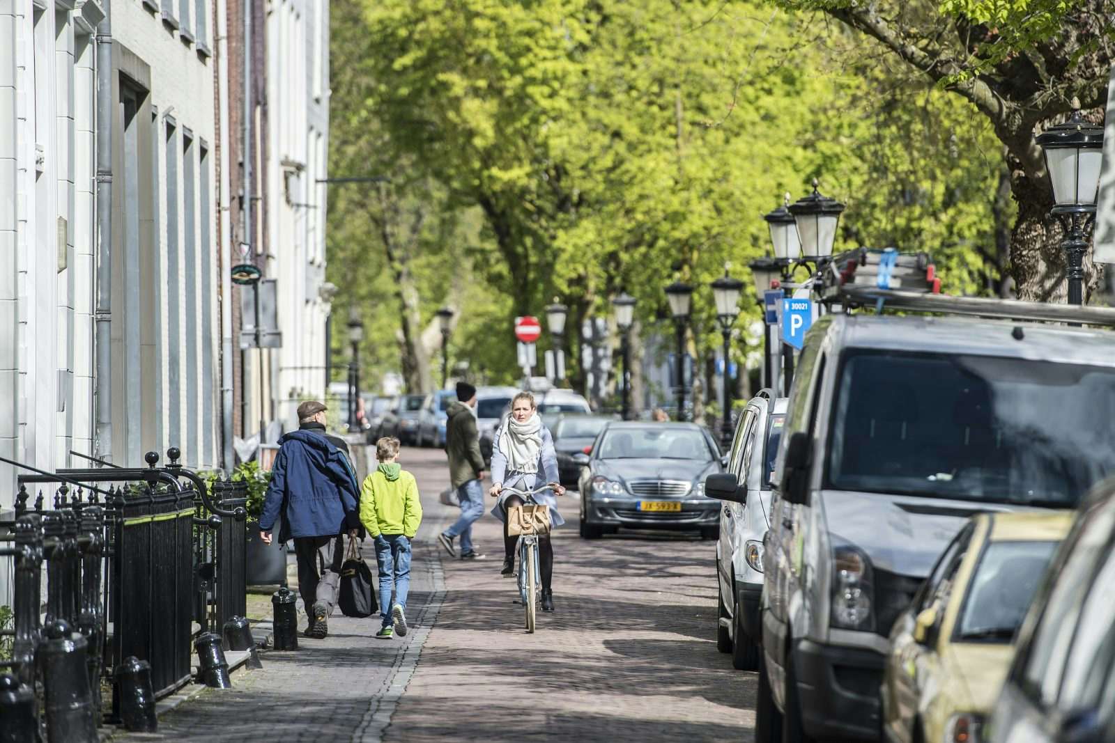 Auto's en fietsen op de Nieuwegracht